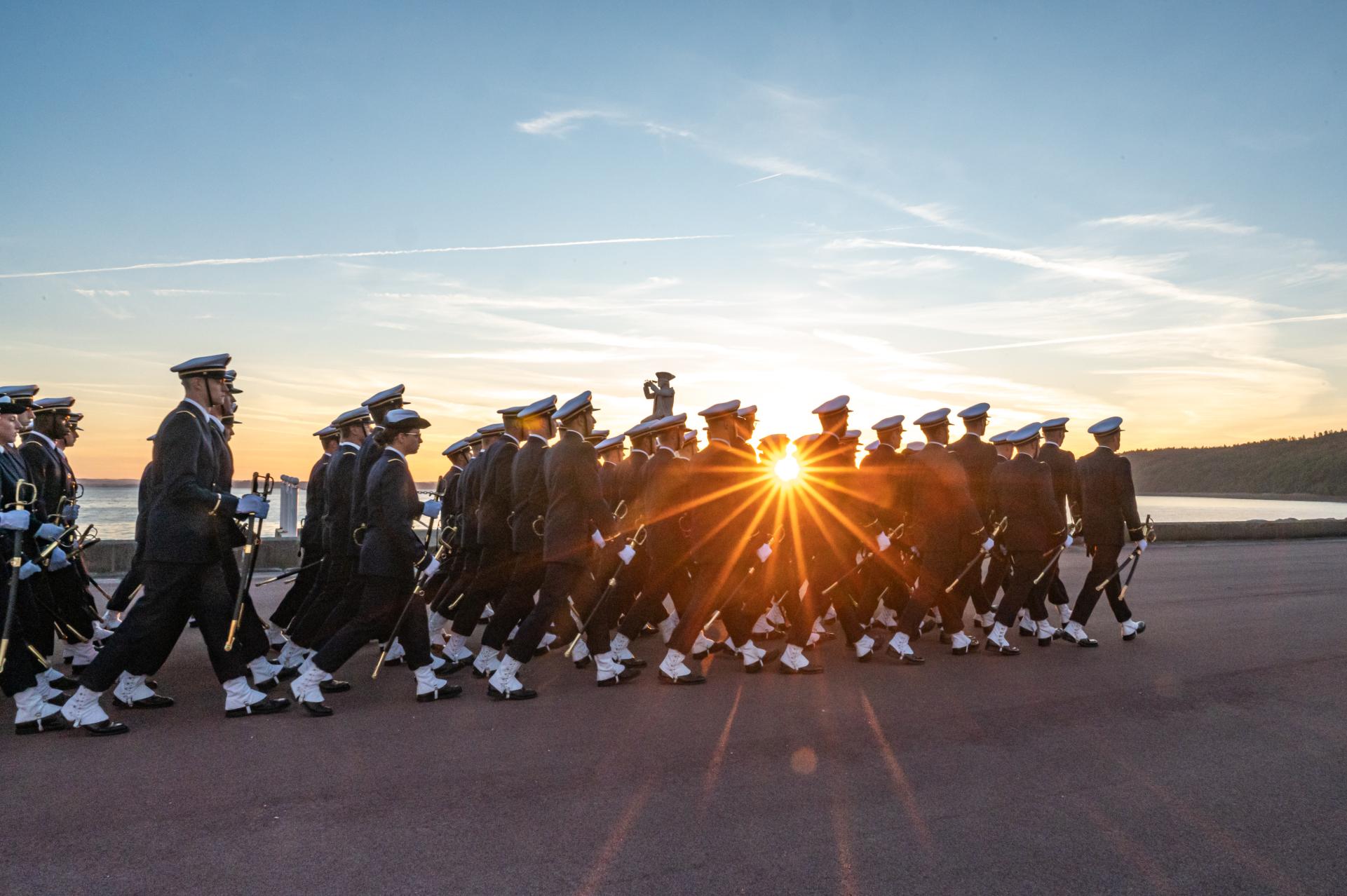 Marins marchants au soleil